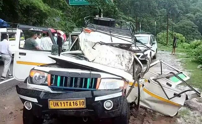 भीषण सड़क हादसा: पहाड़ी से बोल्डर गिरने से 2 लोगों की मौत, तीन लड़ रहे जिंदगी के लिए जंग Uttarakhand