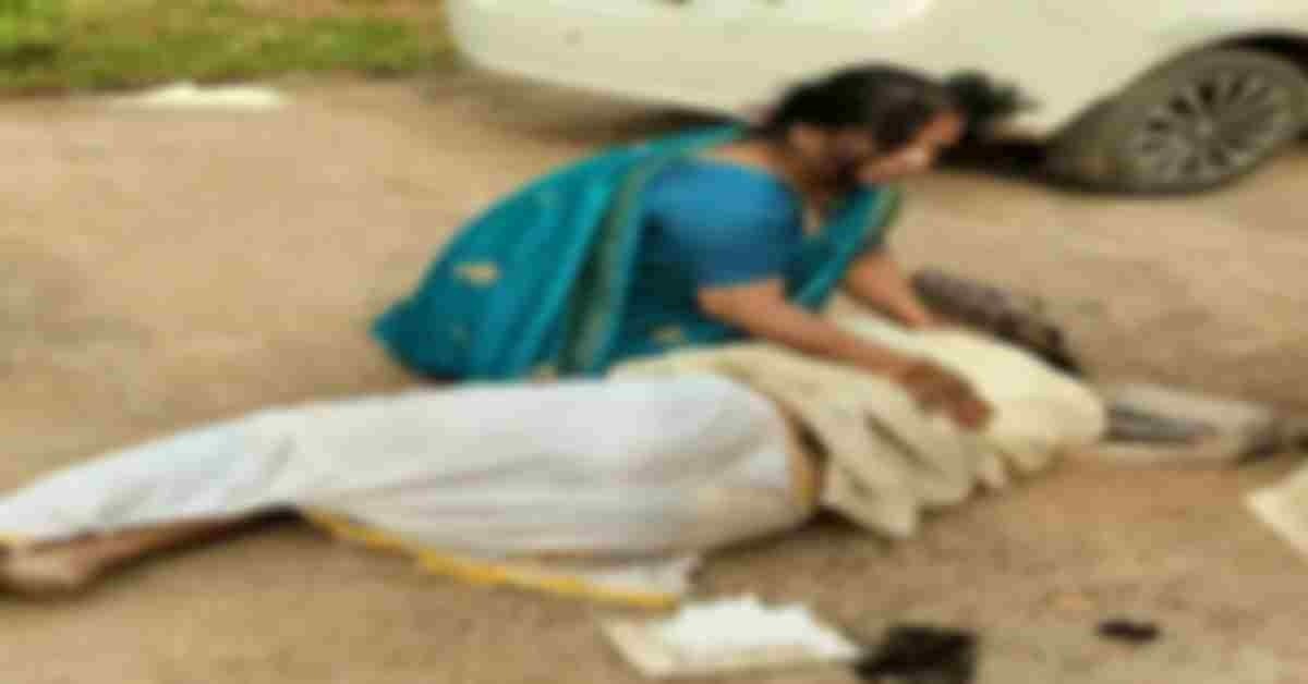 शर्मनाक! कार में महिला के साथ संबंध बनाते पकड़ा गया कथवाचक, आस-पास के लोगों ने कर दी धुनाई